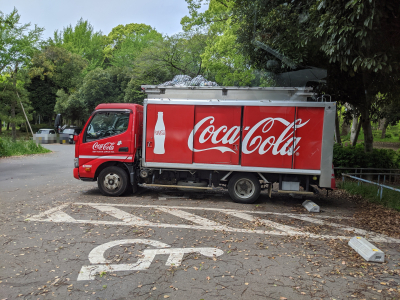 障害者用駐車スペースにコカコーラ配送トラックが駐車しているのが気になる