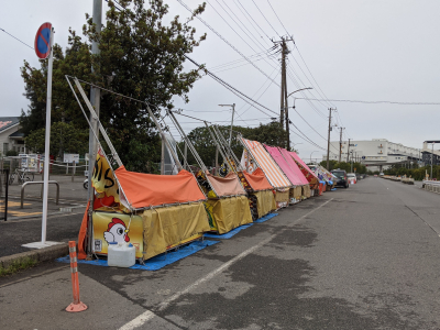 道路上に移動屋台が放置されてる