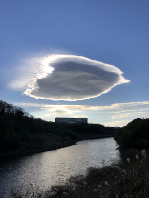 炎を吐き出しながら高速で移動する巨大雲を見た！